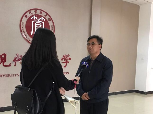 现代管理大学为房山区老人补拍婚纱照公益活动敬赠仪式圆